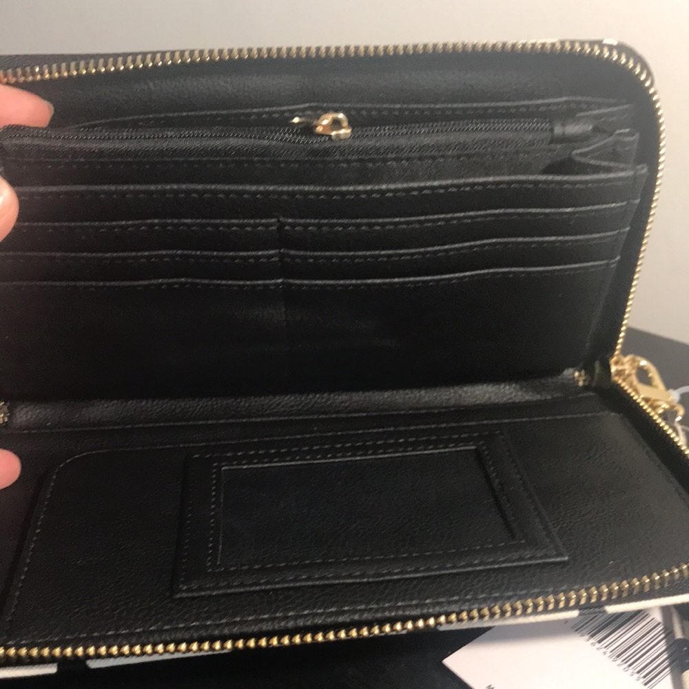Betsey Johnson, Black with White Skull Heads Wallet - Picture 6 of 7